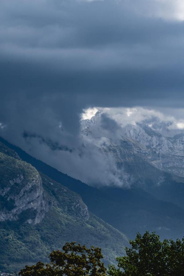 Duplex Vue Montagne - idéalement placé avec sa vue sur les toits Annecy Esterno foto